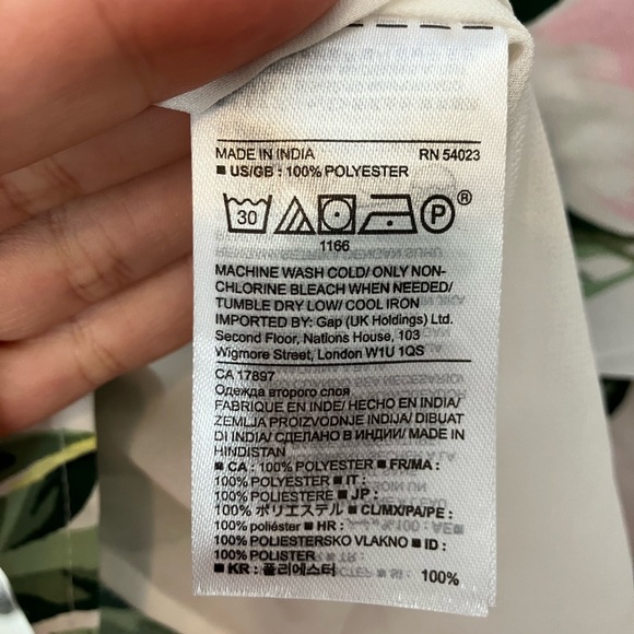 Banana Republic White Floral Cold Shoulder Flutter Sleeve Blouse. Size S - Picture 4 of 4